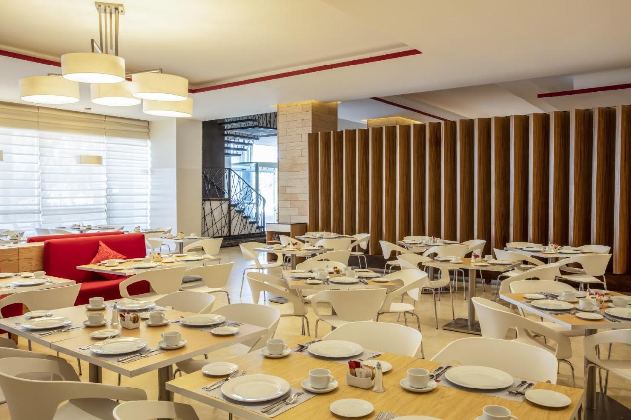Fiesta Inn Celaya Galerias Экстерьер фото